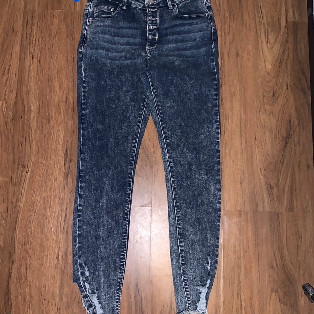 I’m selling these nice looking jeans